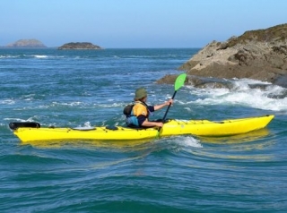  在大西洋上划皮划艇在海浪中
